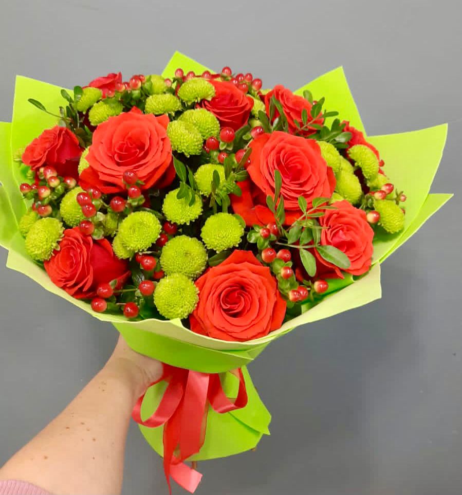 Букет цветов из: Хризантемы и Розы в Берёзовском Кемеровской области