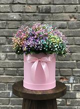 Цветочная композиция из Гипсофила и Розы в шляпной коробке в Берёзовском Кемеровской области