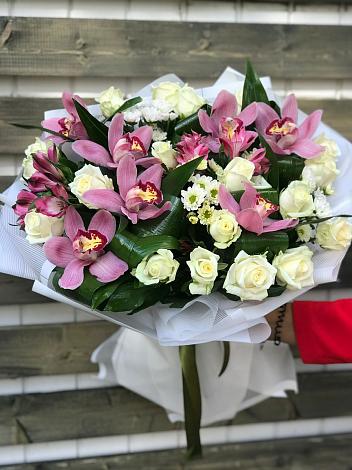 Букет цветов из: Розы и Хризантемы в Берёзовском Кемеровской области