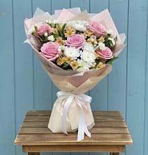 Букет цветов из:  Гвоздики, Орхидеи и Розы в Берёзовском Кемеровской области