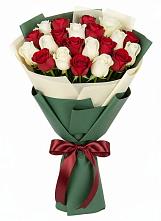 Букет Микс из красных и белых роз в Берёзовском Кемеровской области