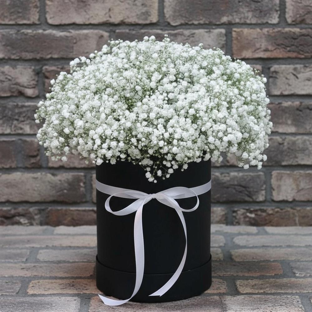 Цветочная композиция из Гипсофила в шляпной коробке в Берёзовском Кемеровской области