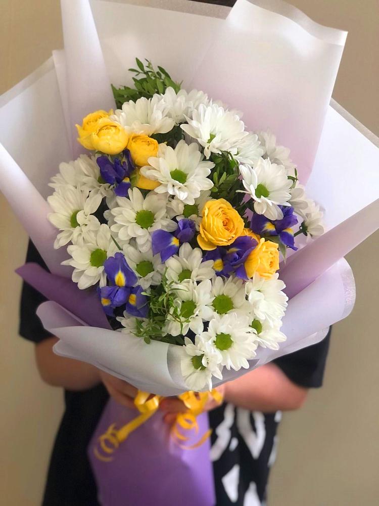 Букет цветов из: Ирисы, Хризантемы и Розы в Берёзовском Кемеровской области