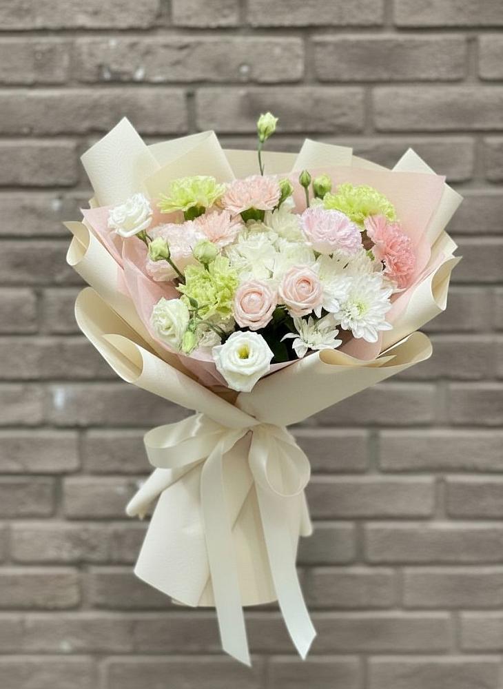 Букет цветов из: Гвоздики, Розы, Лизиантусы и Хризантемы в Берёзовском Кемеровской области