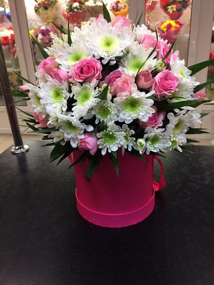 Цветочная композиция из Розы и Хризантемы в шляпной коробке в Берёзовском Кемеровской области