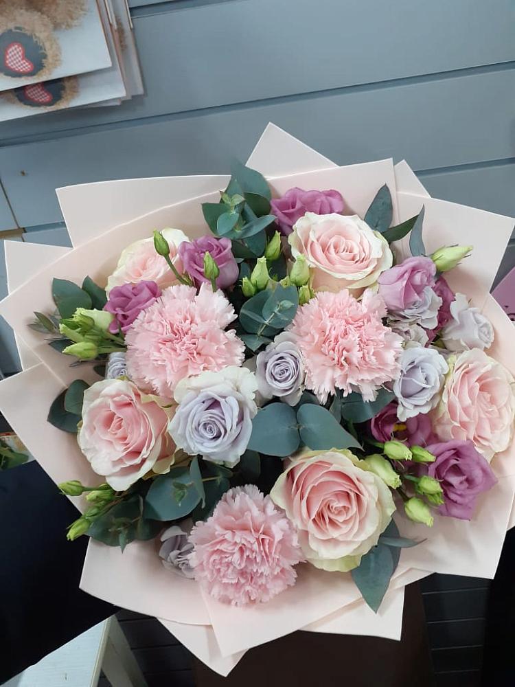 Букет цветов из: Розы, Гвоздики и Лизиантусы в Берёзовском Кемеровской области